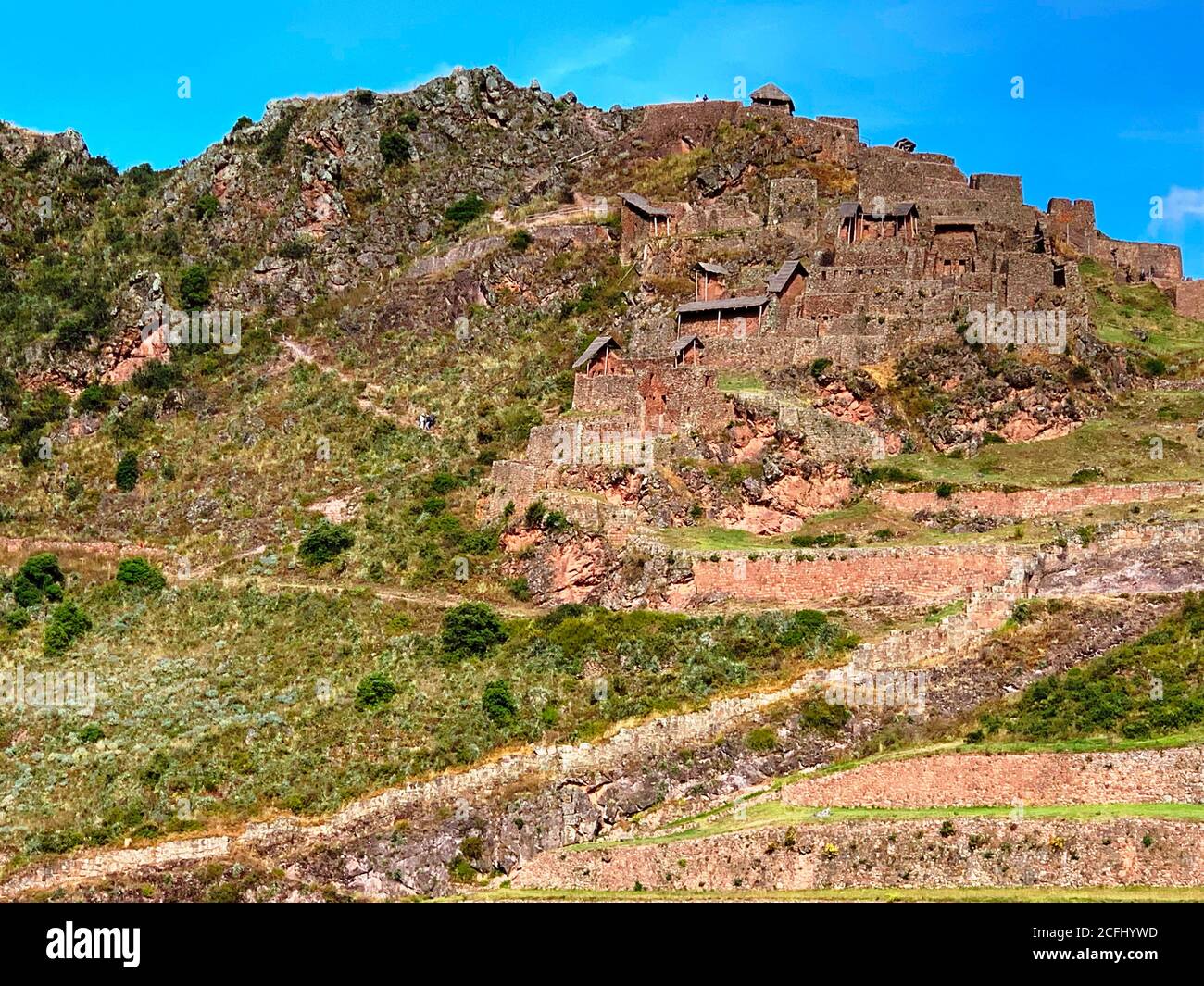 Antica fortezza di Pisac nella Valle Sacra di Incas, Perù. Antiche rovine della cittadella in pietra Inca che serviva come linea di difesa. Verde terrazza agricola Foto Stock