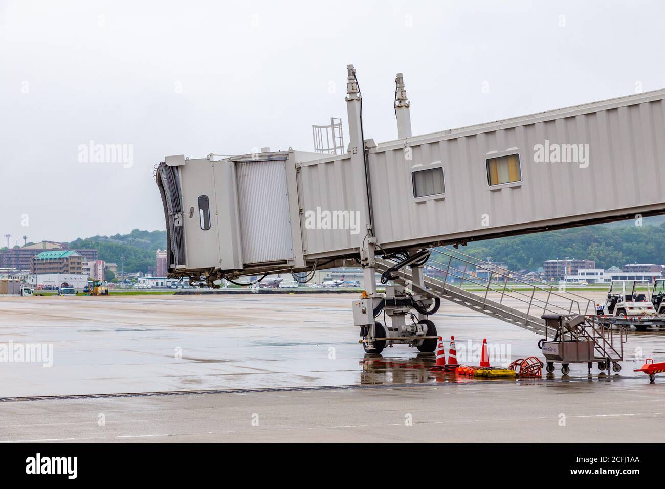 Fukuoka, Giappone - 14 luglio 2019 - Ponte a getto vuoto o ponte d'imbarco passeggeri in un aeroporto di Fukuoka, Giappone, in attesa dell'arrivo dell'aereo il prossimo luglio Foto Stock