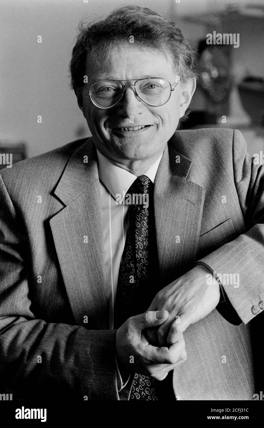 Robin Richardson al Runnymede Trust, Princelet Street, Londra, E1. 12 febbraio 1991. Foto: Neil Turner Foto Stock