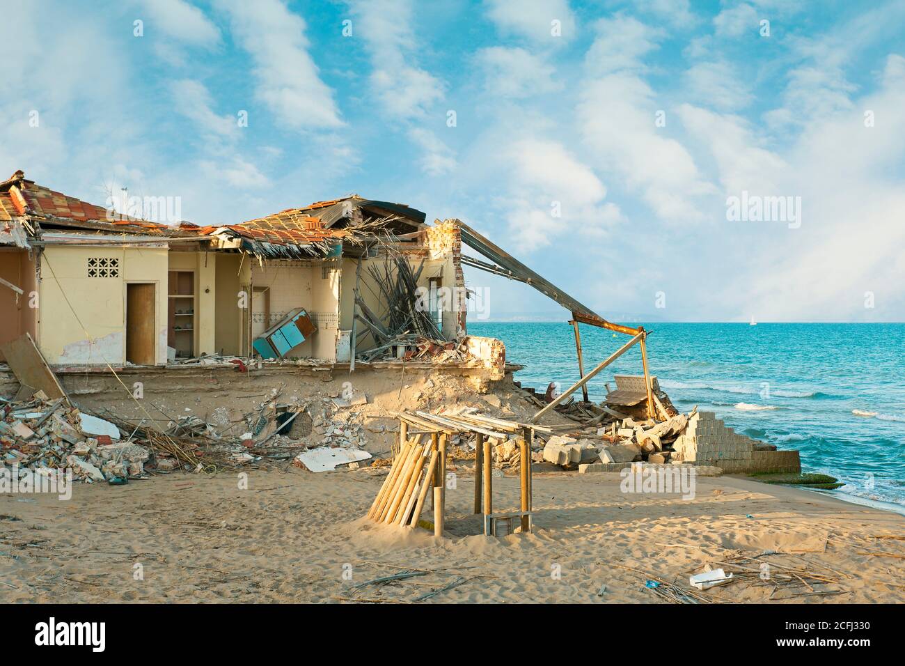 Edificio distrutto dopo la tempesta in spiaggia dal cambiamento climatico Foto Stock