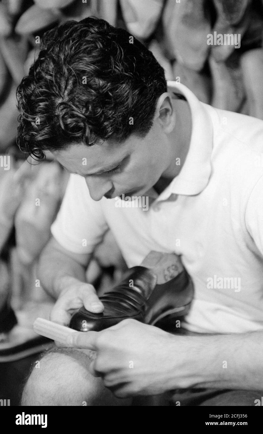James Taylor e Sons Shoemakers, Paddington Street, Londra. Peter Scheigher apprendista calzolaio ortopedico. 30 giugno 1992. Foto: Neil Turner Foto Stock
