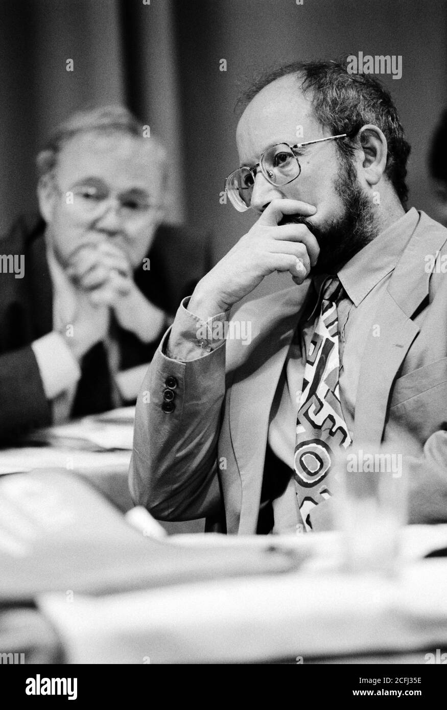 Il Segretario Generale della NATFHE Geoff Woolf sulla piattaforma durante la loro Conferenza annuale all'Università dell'Essex. 04 luglio 1992. Foto: Neil Turner Foto Stock