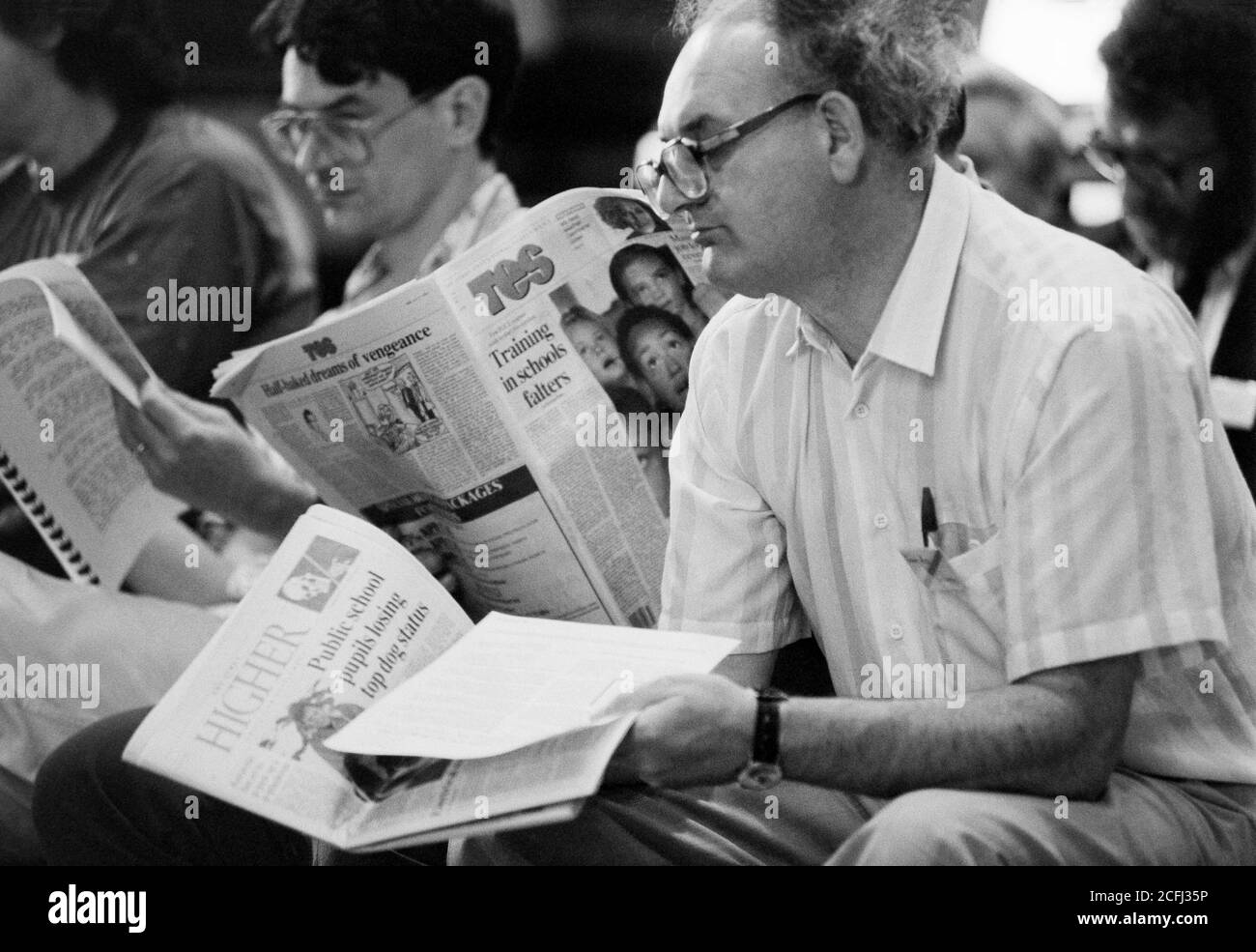 I delegati di NATFHE hanno letto il supplemento educativo di Times e il supplemento di istruzione superiore di Times durante la loro conferenza annuale all'Università di Essex. 04 luglio 1992. Foto: Neil Turner Foto Stock