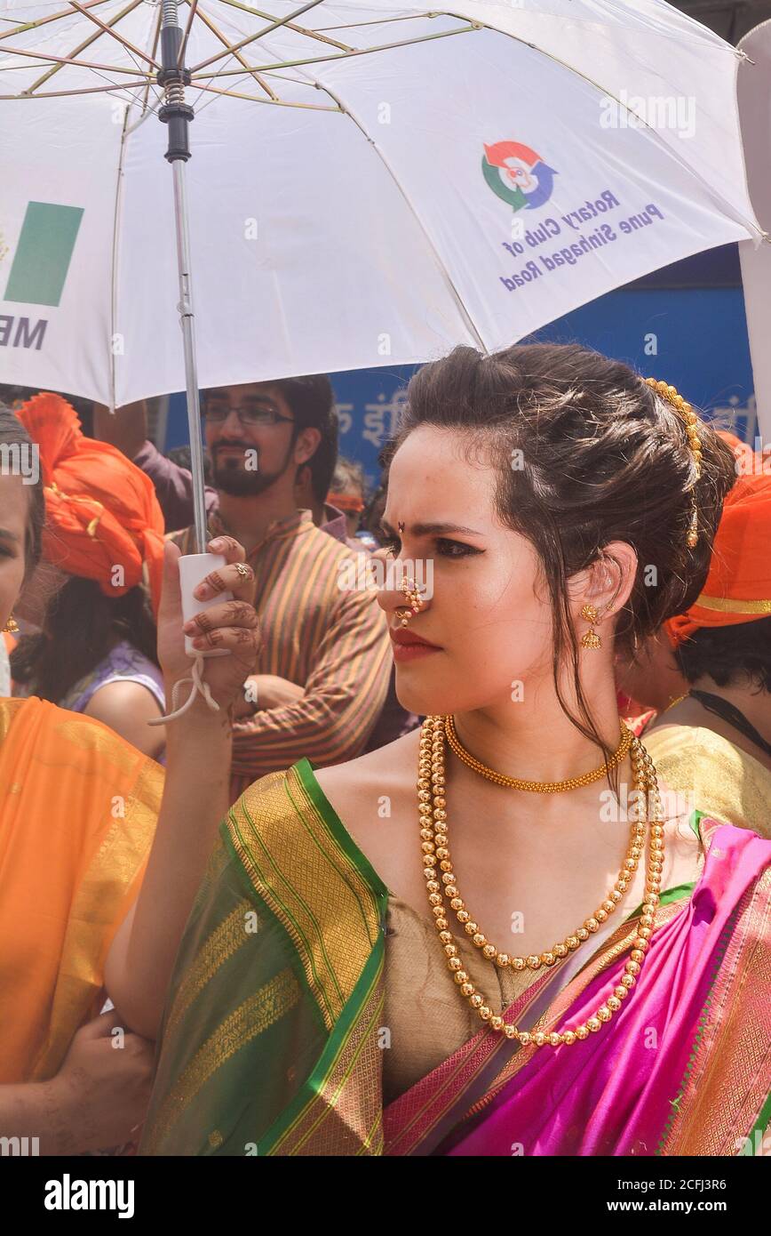Pune, India - 4 settembre 2017: Un membro del Rotary club che indossa la tradizionale marea indù durante il festival di visarjan Ganpati a pune. Membri stranieri di Foto Stock