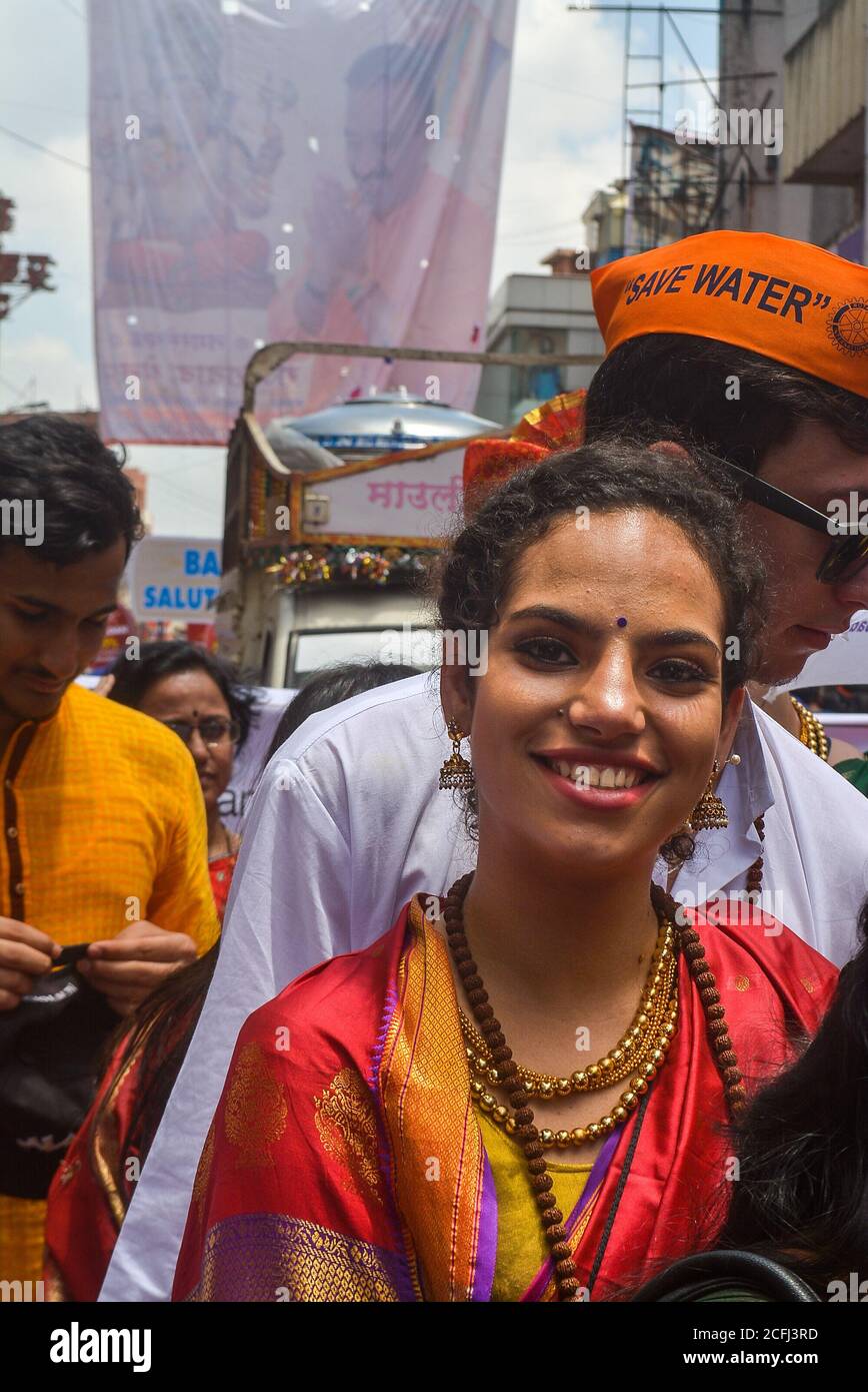 Pune, India - 4 settembre 2017: Un membro del Rotary club che indossa la tradizionale marea indù durante il festival di visarjan Ganpati a pune. Membri stranieri di Foto Stock