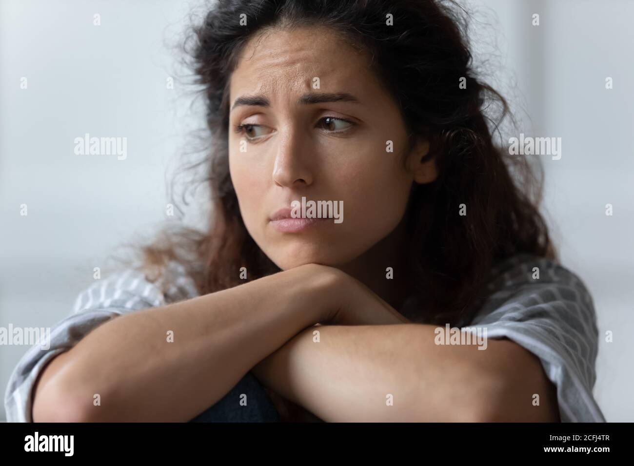 La donna triste si siede sul divano si sente offesa dall'uomo amato Foto Stock