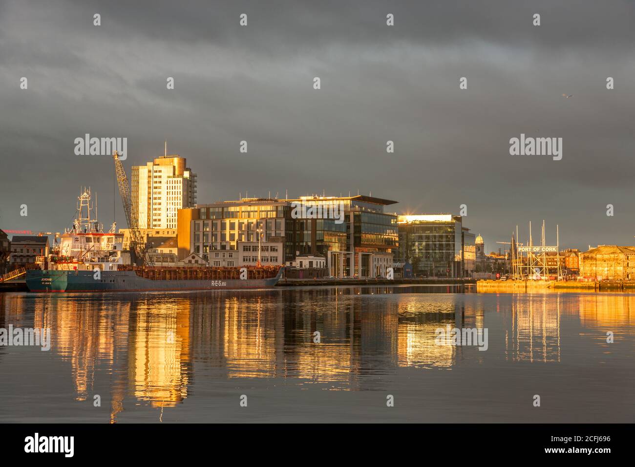 Cork City, Cork, Irlanda. 06 settembre 2020. La nave da carico generale Jevenau si è allacciata al Kennedy Quay quando la luce del mattino inizia a illuminare i nuovi edifici della città di Cork, Irlanda. - credito; David Creedon / Alamy Live News Foto Stock