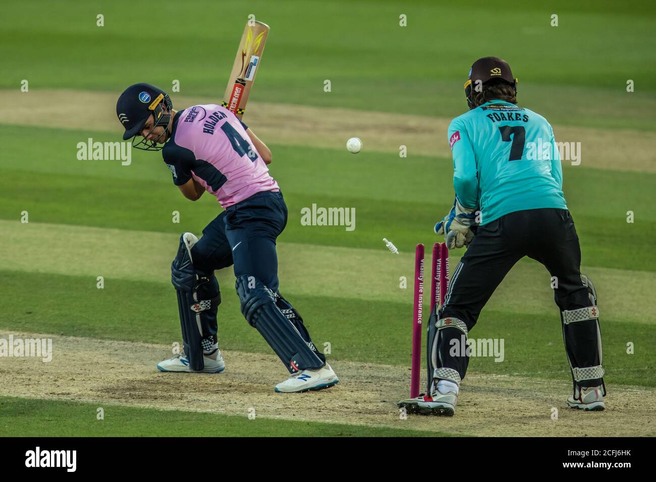 Londra, Regno Unito. 5 settembre 2020. Max Holden è invisciato da Will Jacks mentre Surrey prende su Middlesex nella partita Vitality T20 Blast al Kia Oval. David Rowe/Alamy Live News Foto Stock