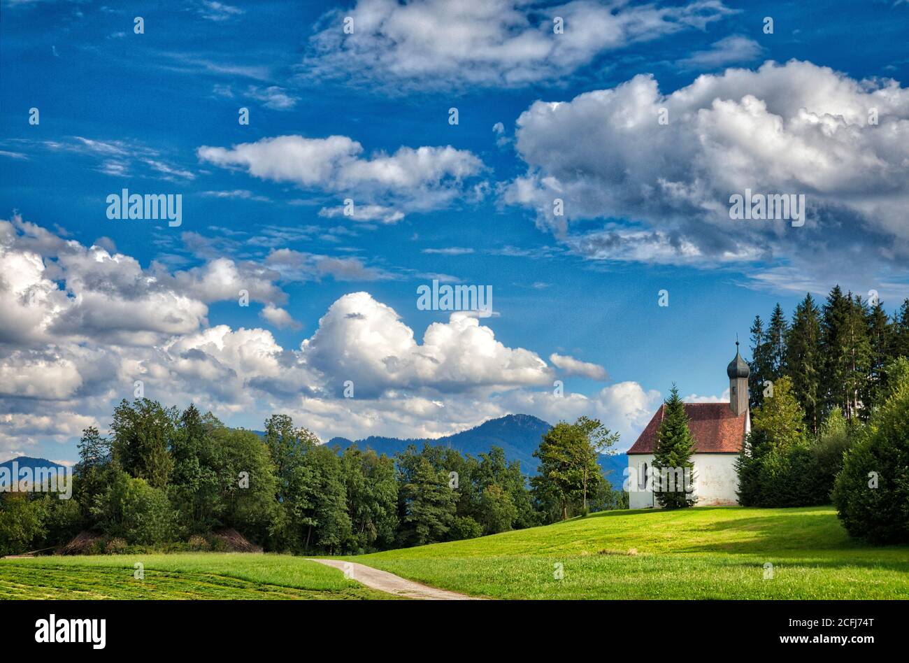 DE - BAVARIA: Pittoresco scenario della Pestkapelle a Wackersberg vicino a Bad Toelz Foto Stock