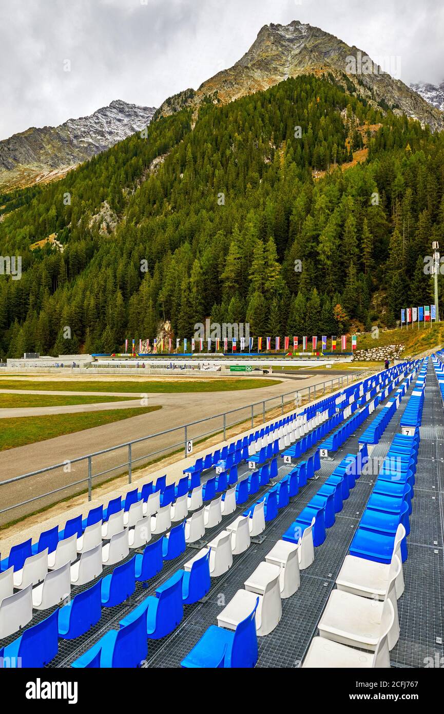 Visita all'arena del biathlon di Anterselva. Alpi dolomitiche, Italia Foto Stock