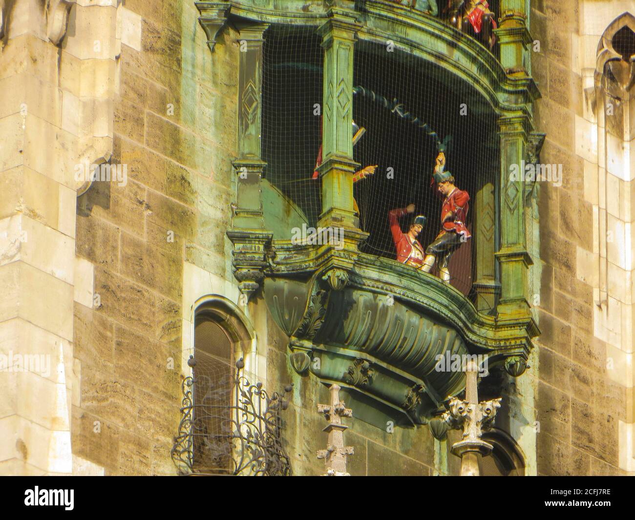 Monaco, Baviera, Germania. La torre del Neues Rathaus (Municipio nuovo) in Marienplatz. Il Glockenspiel, uno dei più grandi box musicali del mondo. Quest'ultima rappresenta due scene storiche: Il matrimonio del duca Willem V e la danza dei cooperi per l'epidemia di peste sfuggita. Foto Stock