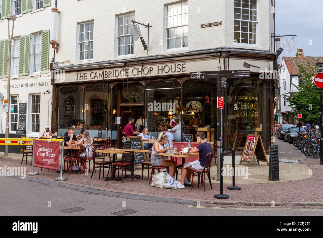 Il ristorante Cambridge Chop Shop offre pasti all'aperto durante il Covid Pandemic 2020, Kings Parade, Cambridge, Cambridgeshire, Regno Unito. Foto Stock