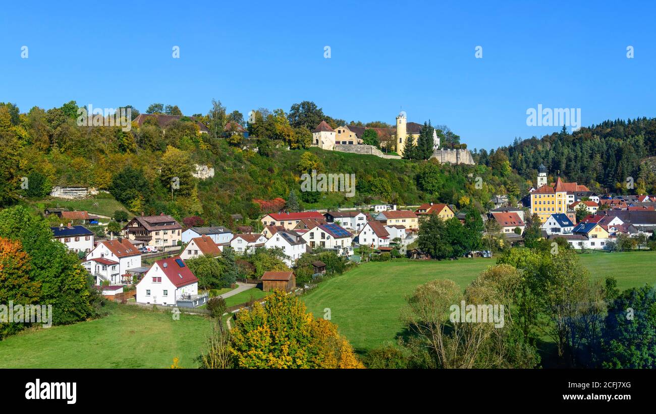 Il piccolo villaggio di Möhren nei pressi di Treuchtlingen con il suo castello omonimo. Foto Stock