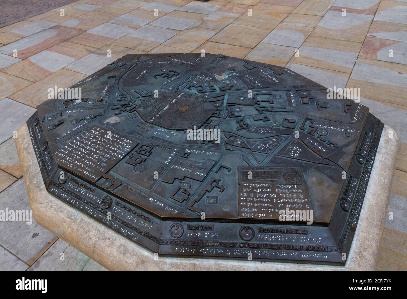 Brass 3D orientamento mappa con braille su Kings Parade fuori Great St Mary's Church a Cambridge, Cambridgeshire, UK. Foto Stock