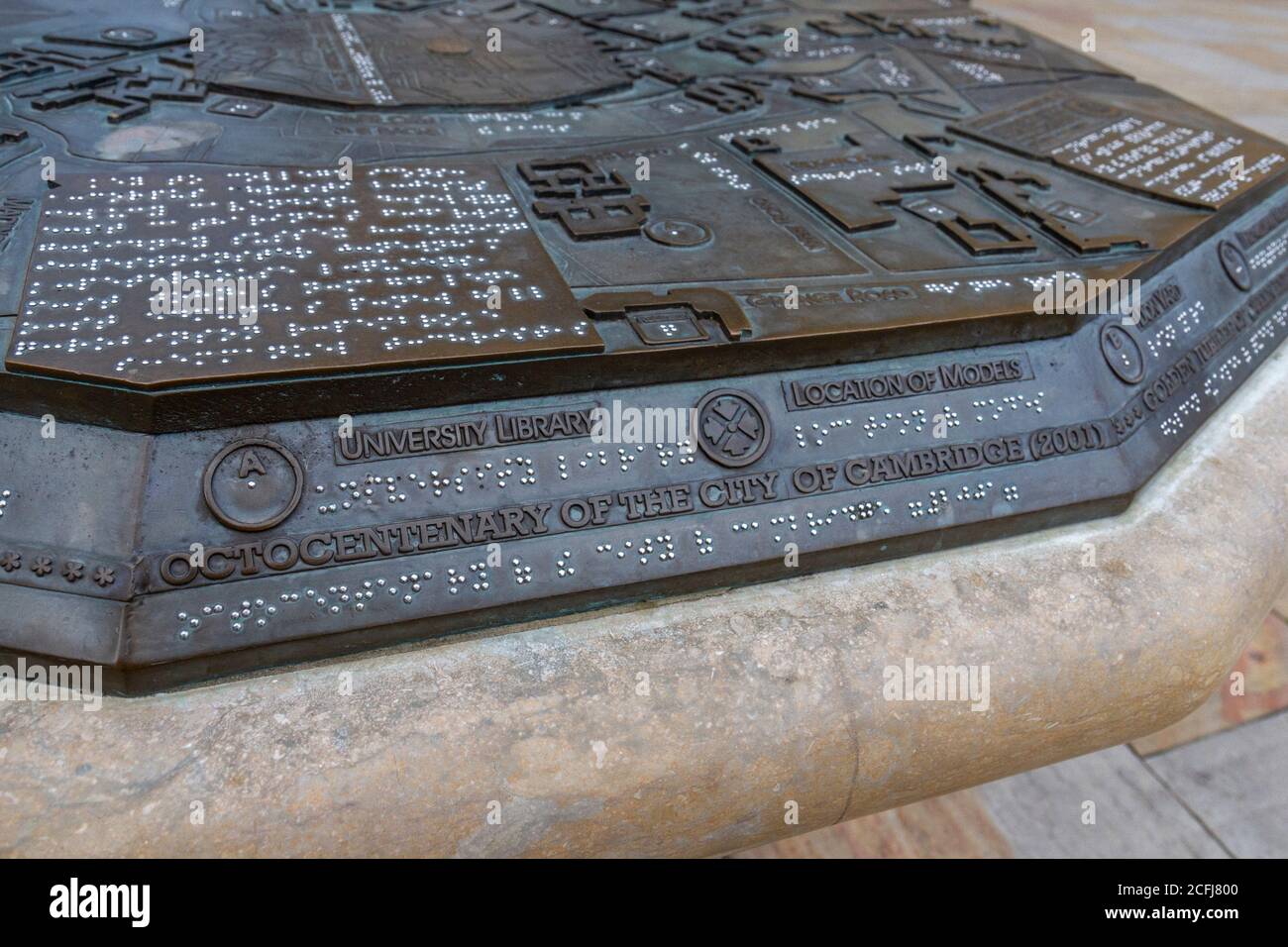 Brass 3D orientamento mappa con braille su Kings Parade fuori Great St Mary's Church a Cambridge, Cambridgeshire, UK. Foto Stock
