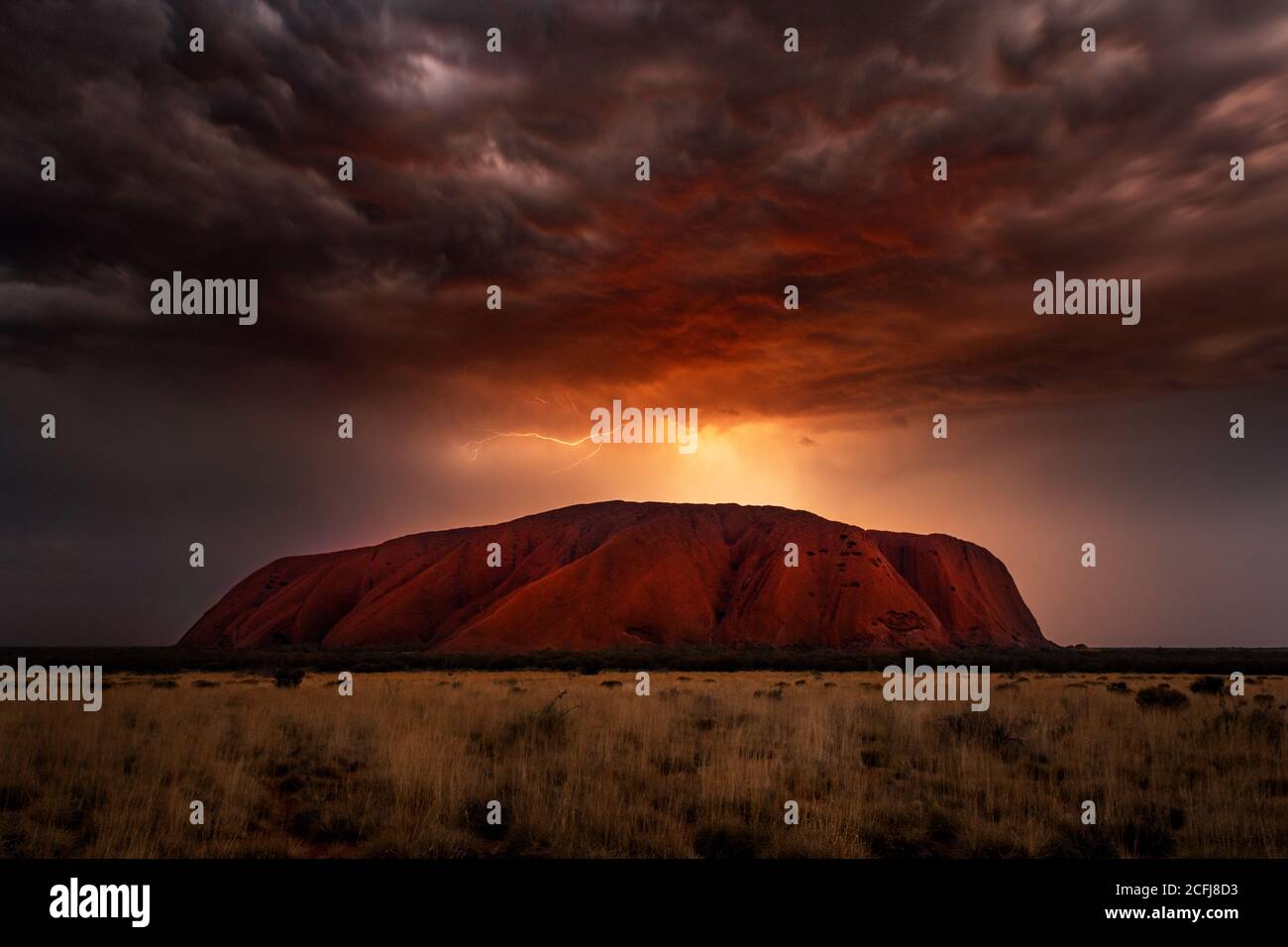 Le tempeste sono una rara vista al famoso Uluru. Foto Stock
