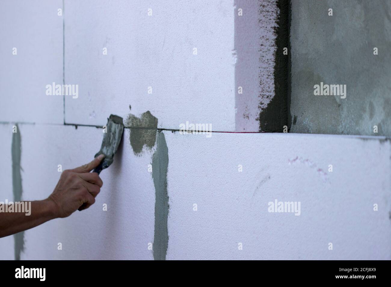 Isolamento a parete con pannelli in polistirene, applicazione e  installazione di colla Foto stock - Alamy