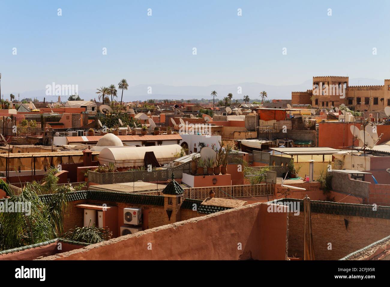 Vista sulla terrazza sul tetto di Marrakech. Marocco, vicino al centro della città. Tetti con tenda contro ombra, piatti satellitari e riscaldamento solare acqua e. Foto Stock