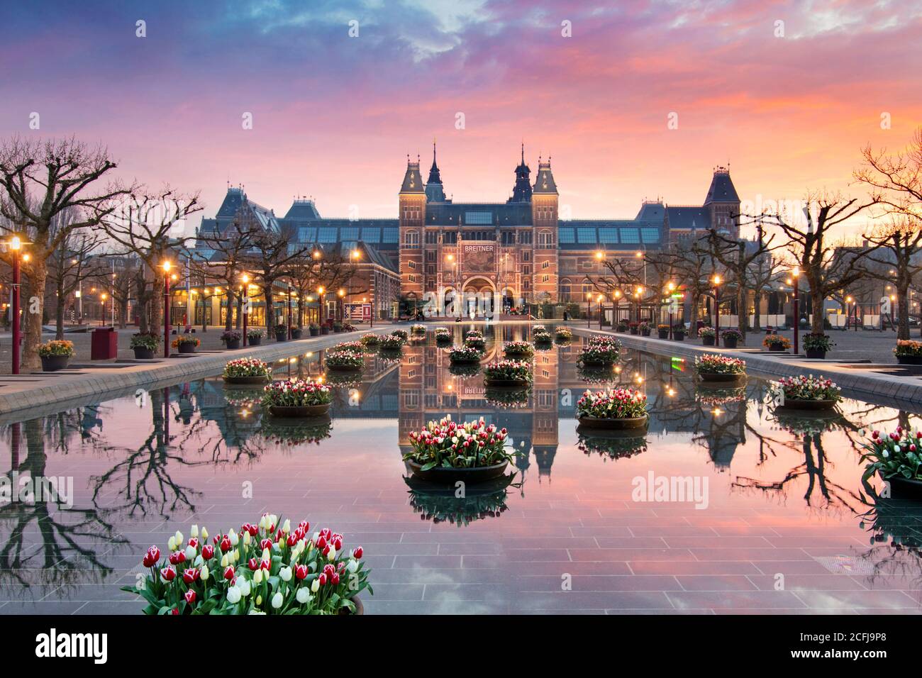 I Paesi Bassi, Amsterdam, Rijksmuseum, esterno, architetto Pierre Cuypers. I tulipani in piscina, Dawn, sunrise. Foto Stock