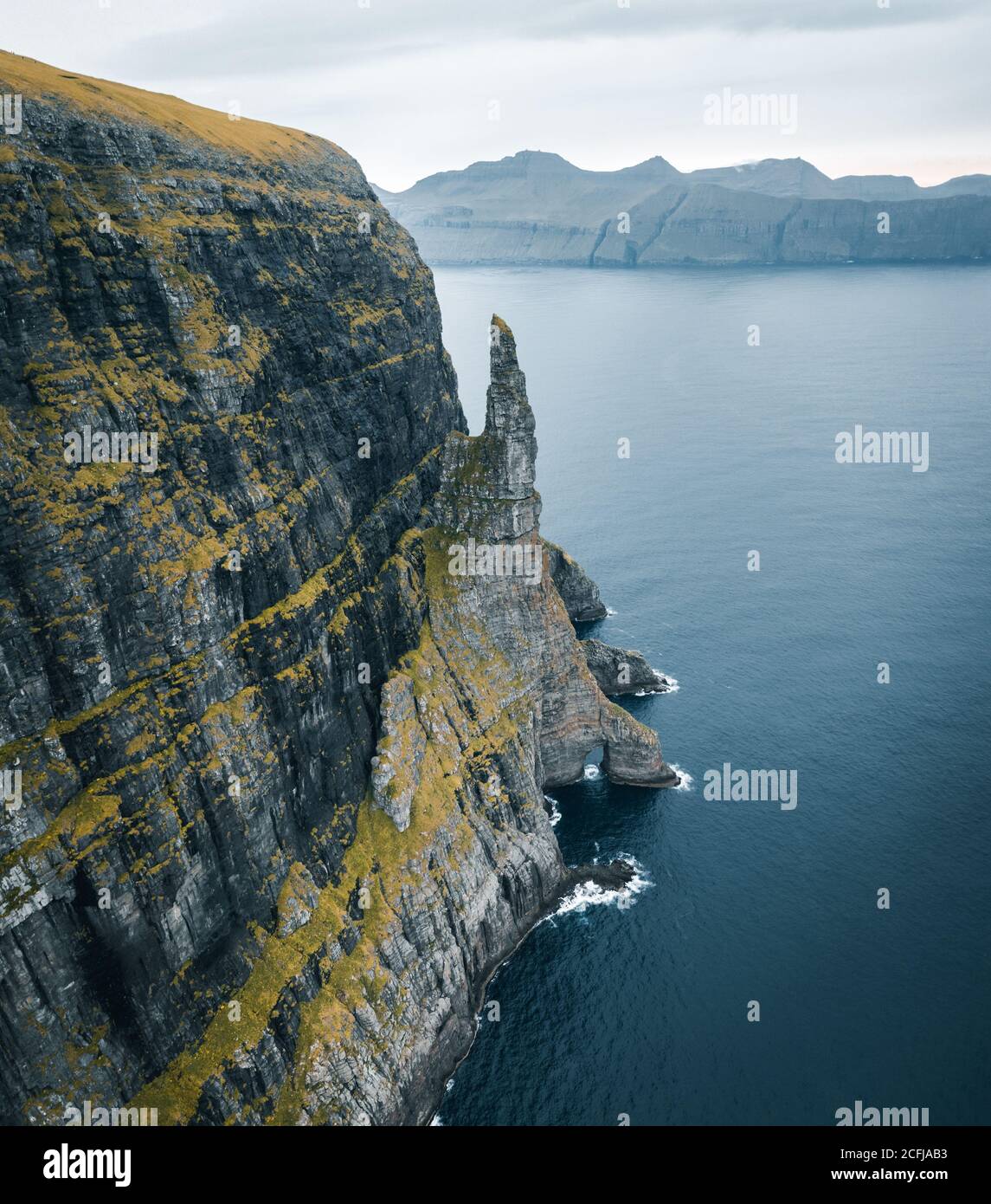 Faroe Islands Trollkonufingur Rock, chiamato anche il dito della Strega sull'isola di Vagar. Trollkonufingur è una roccia di mare indipendente sulla Foto Stock