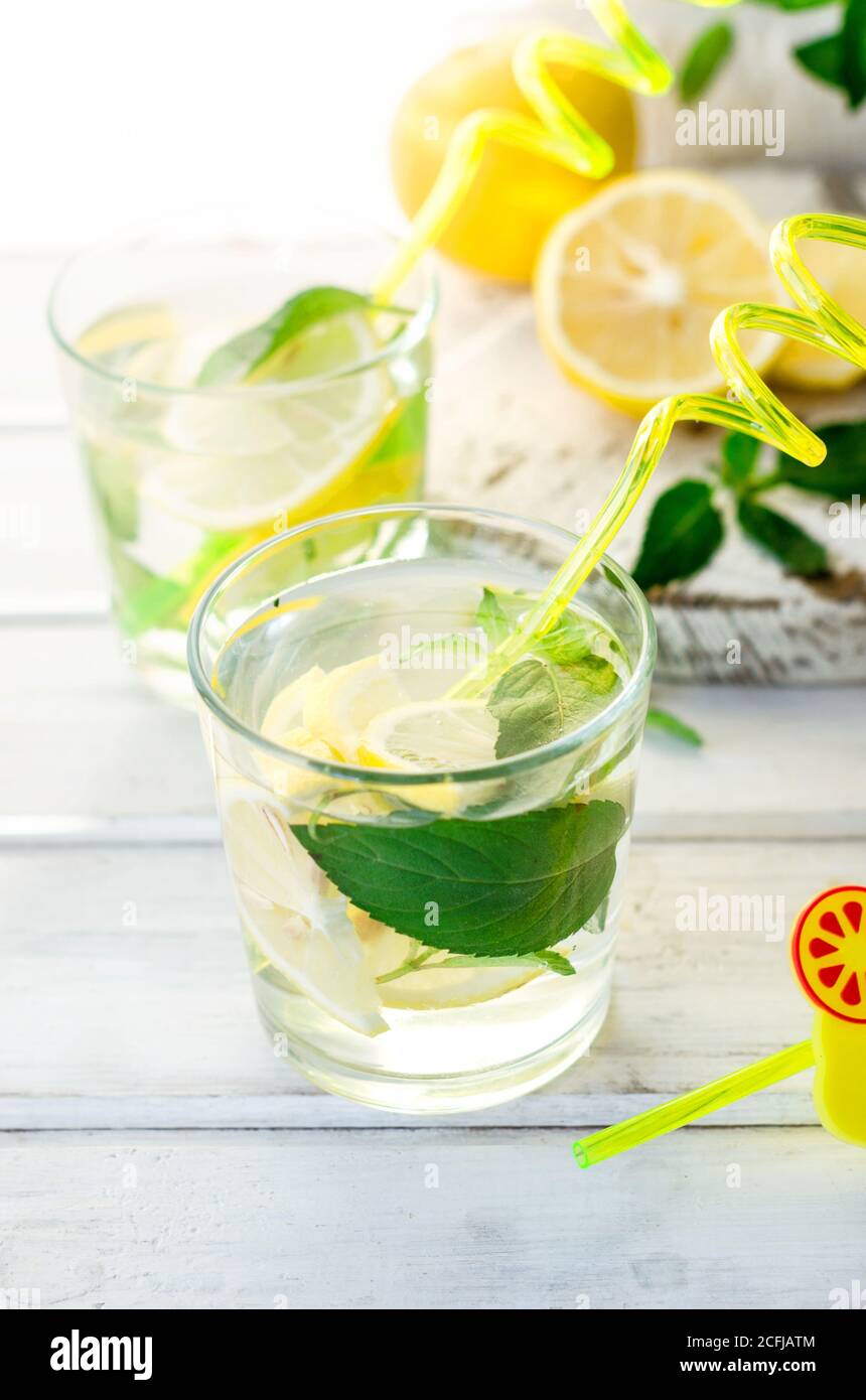 Mojito fresco bevande in bottiglie e ingredienti - limone e. menta Foto Stock