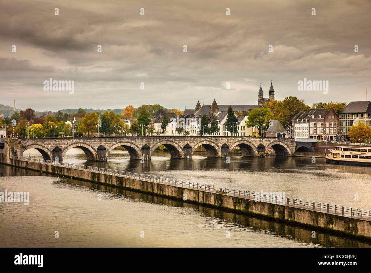 Paesi Bassi. Maastricht. Fiume chiamato Maas. Ponte chiamato Sint Servaas. Skyline. Autunno. Foto Stock