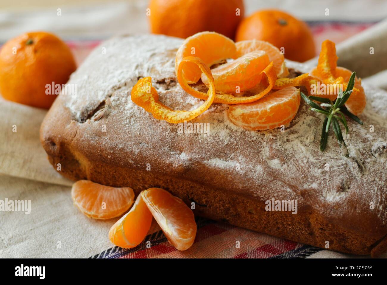 tradizionale torta di natale non tagliata con mandarini Foto Stock
