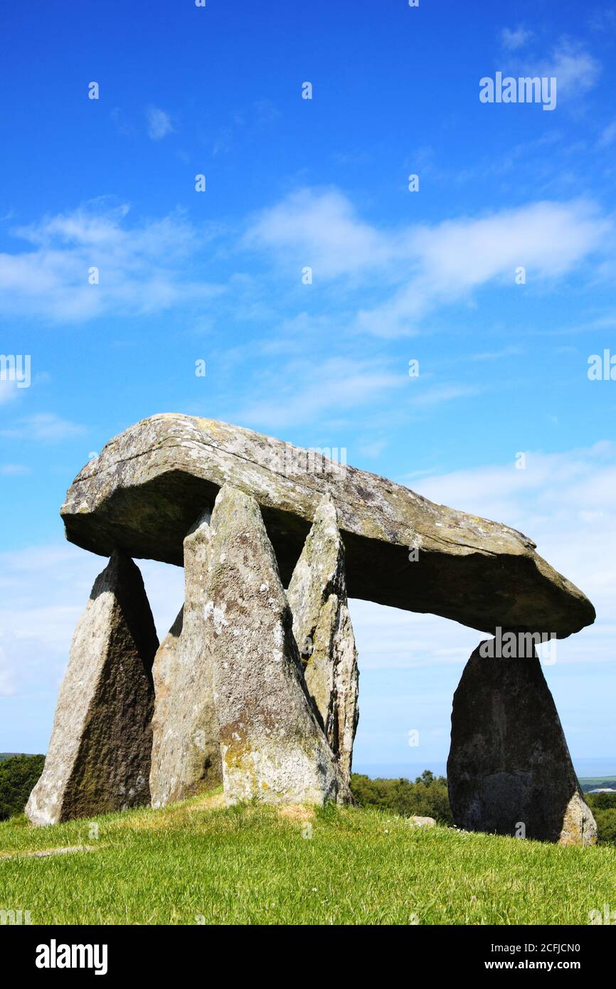 Pentre Ifan preistorica camera di sepoltura in pietra megalitica a Pembrokeshire Galles Regno Unito che è una popolare destinazione turistica attrazione punto di riferimento Foto Stock