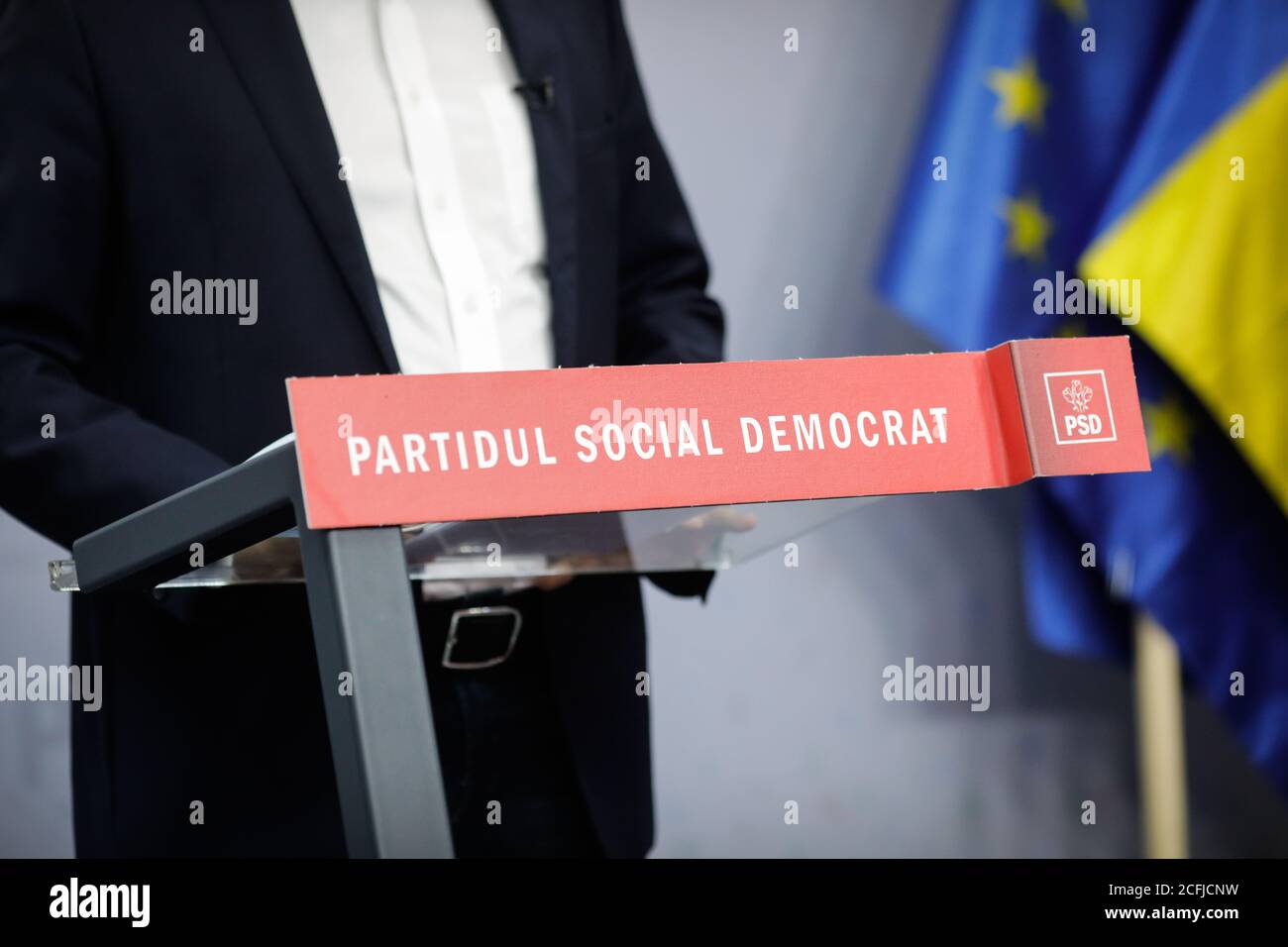 Bucarest, Romania - 6 settembre 2020: Un politico sta organizzando una conferenza stampa presso una scrivania del Partito socialdemocratico (Partidul Social Democratici, Foto Stock