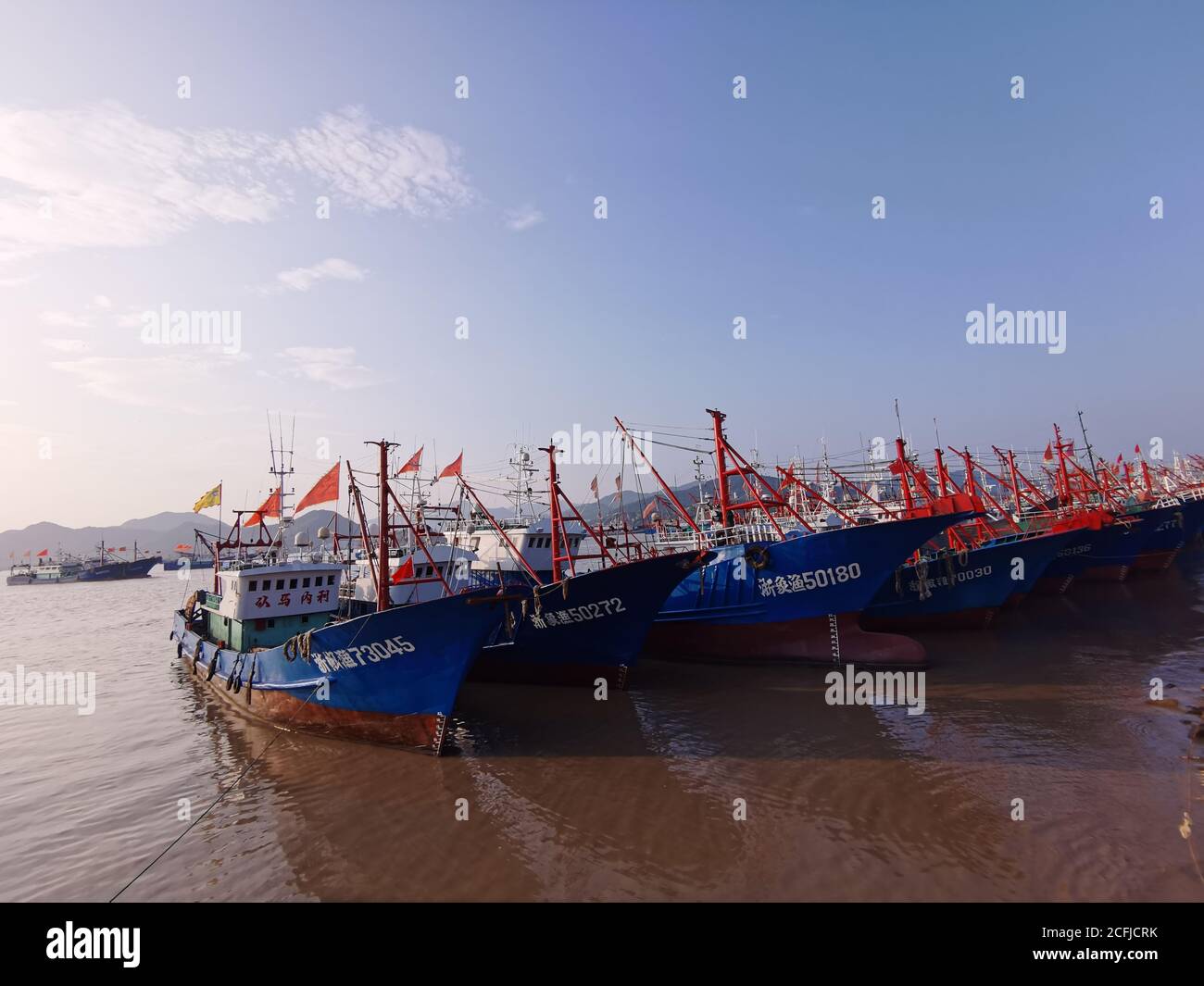 Ningbo, Ningbo, Cina. 6 Settembre 2020. Zhejiang CHINA-Dongmen Fishing Village, Contea di Xiangshan, città di Ningbo, Provincia di Zhejiang, 25 agosto 2020. Dongmen Fishing Village, situato sull'isola di Dongmen della città di Shipu, Xiangshan County, provincia di Zhejiang, di fronte al porto dalla zona urbana di Shipu Town, ha 240 barche di pesca in acciaio ad alta potenza. Il 19 aprile 2020, dongmen Fishing Village è stato selezionato nella lista del sesto gruppo di famose città e villaggi storici e culturali della provincia di Zhejiang. Già il secondo anno di Tang Shenlong, cioè, nel 706 DC, Dongmen pesca Villag Foto Stock