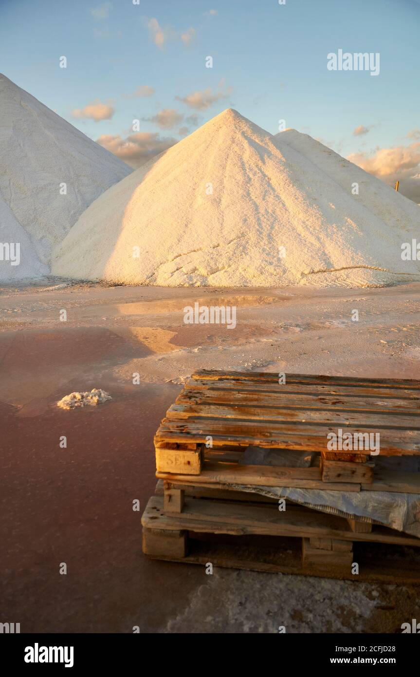 Pali di sale e pallet in Salines des Trenc Salobrar de Campos Parco Naturale al tramonto (Campos, Maiorca, Isole Baleari, Spagna) Foto Stock