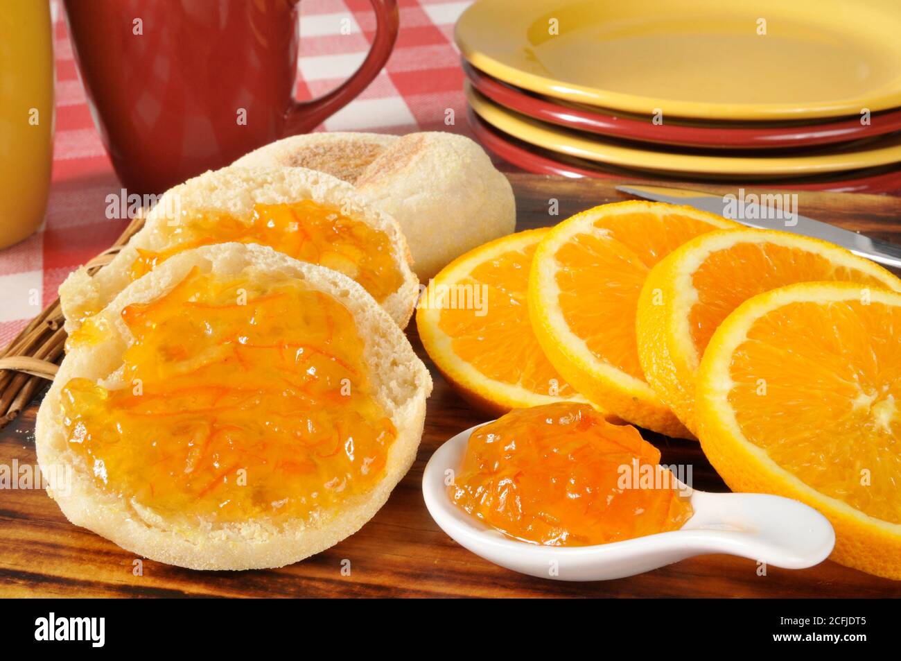 Un muffin inglese con marmellata d'arancia Foto Stock