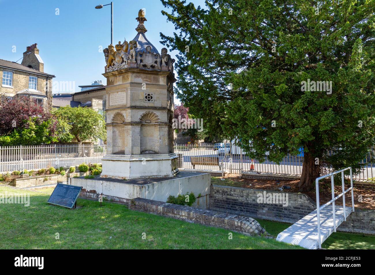 Parte del monumento ai conduttori di Hobson, che segna il corso d'acqua artificiale costruito nel 1614, Trumpington Road, Cambridge, Cambridgeshire, Regno Unito. Foto Stock