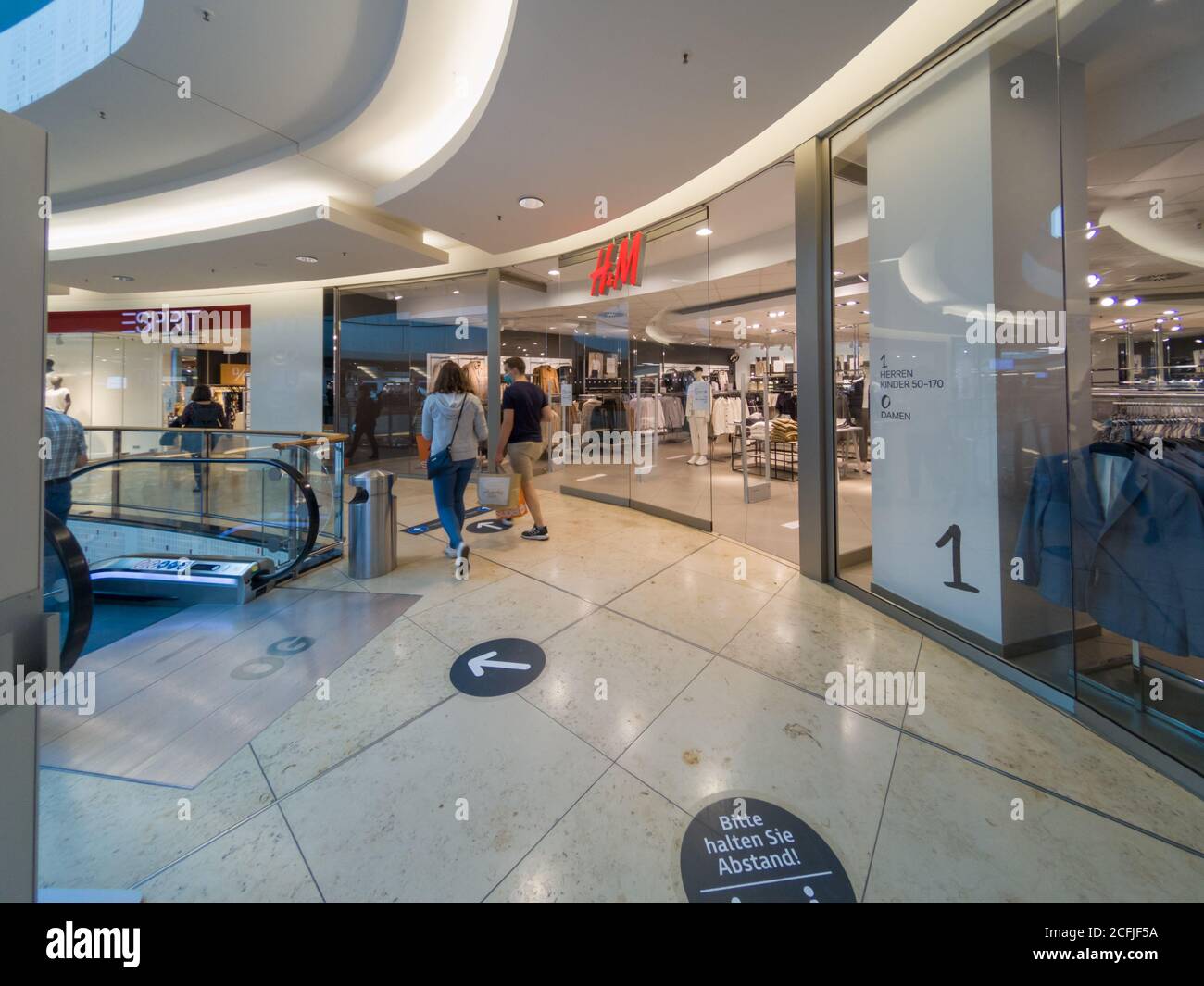 Il negozio H&M di fronte al centro commerciale di Hannover, in Germania, HM  è un famoso marchio di abbigliamento maschile e femminile Foto stock - Alamy