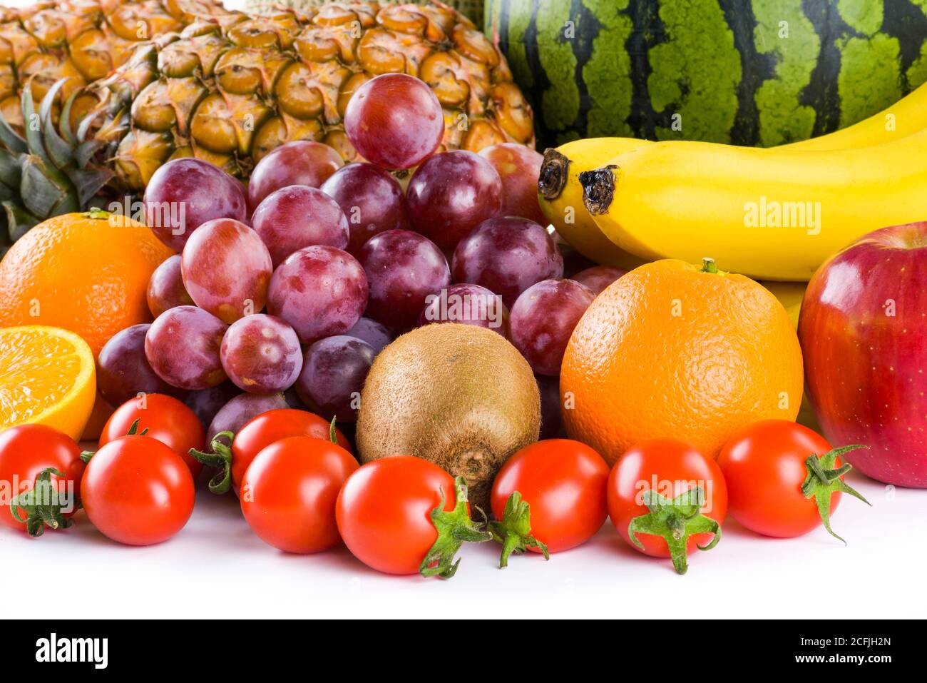 Varietà di frutta fresca su sfondo bianco Foto Stock
