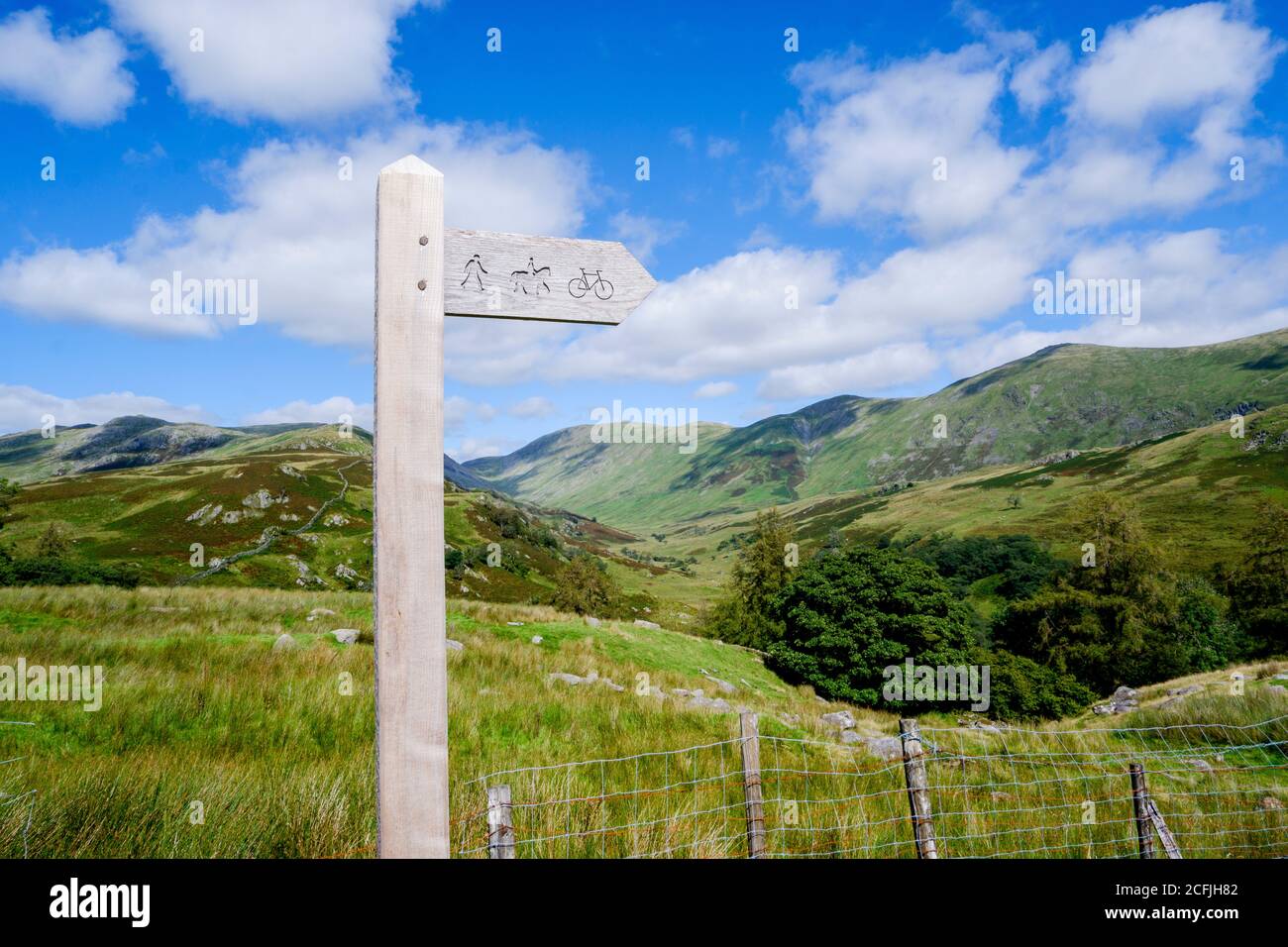 Cartello pubblico in legno sulla Kirkstone Pass nel Lake District Foto Stock
