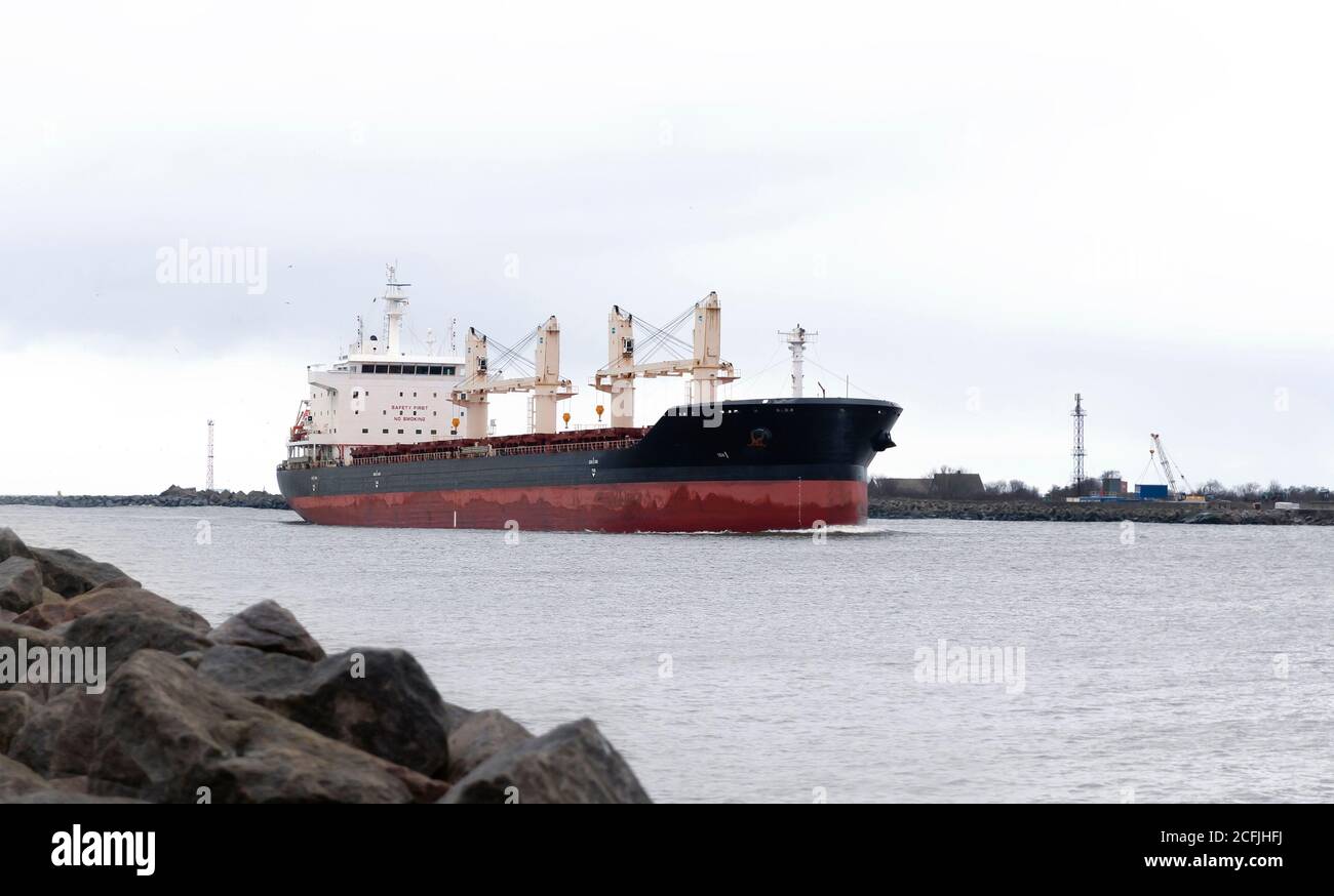 Primo piano di una nave container nel Mar Baltico. Foto Stock