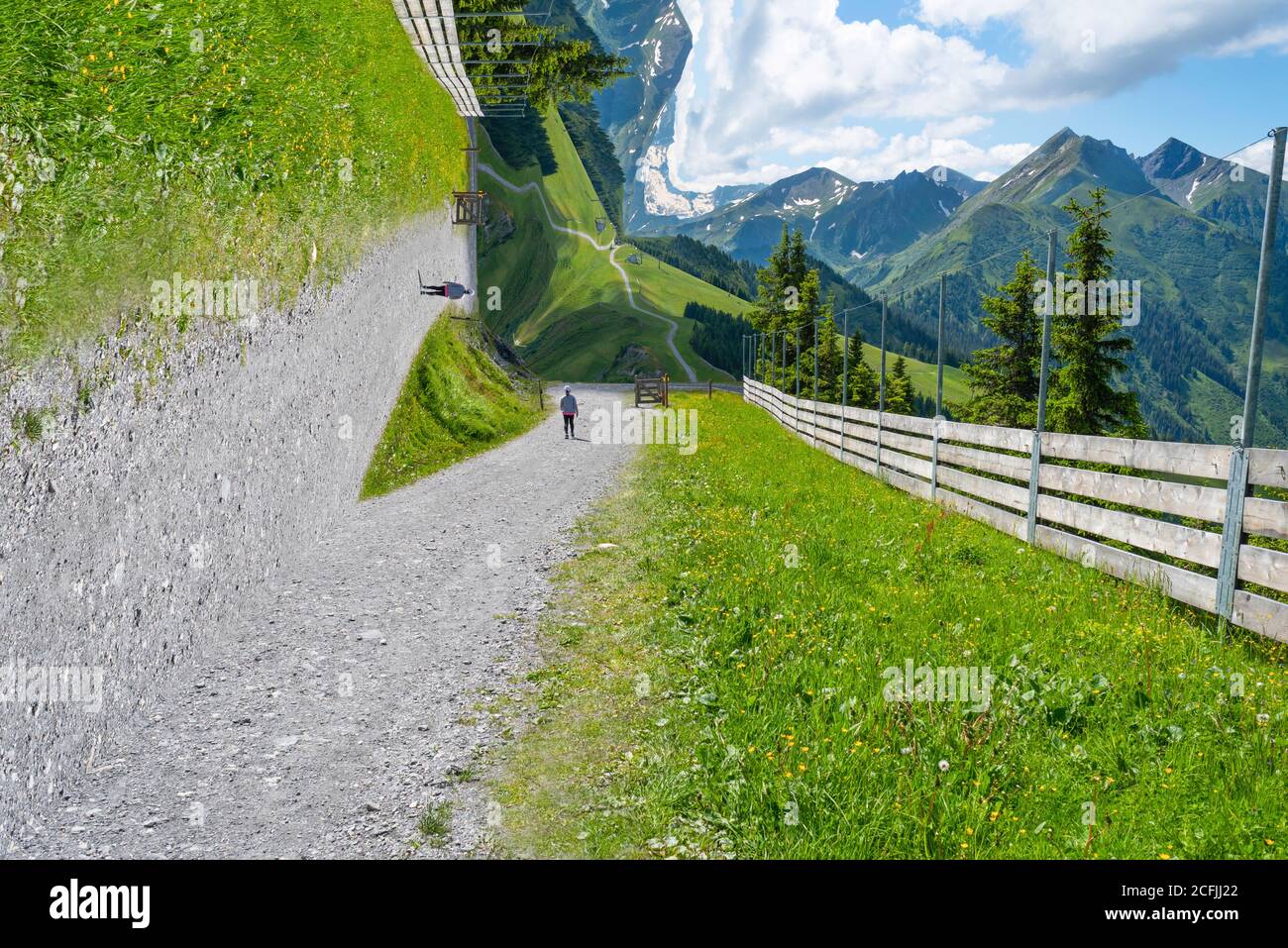 Paesaggio con montagne, lago e viaggiatori, insolito effetto speciale. Quale modo di procedere? Foto Stock