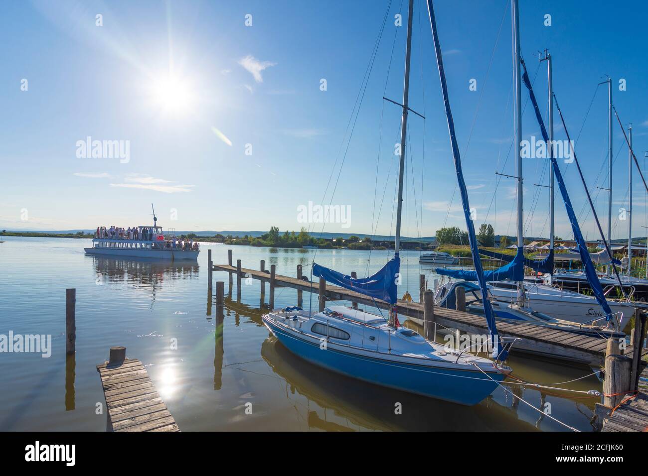 Jois: Neusiedler See (Lago Neusiedl), porto Jois, nave passeggeri, barche a vela a Neusiedler See (Lago Neusiedl), Burgenland, Austria Foto Stock