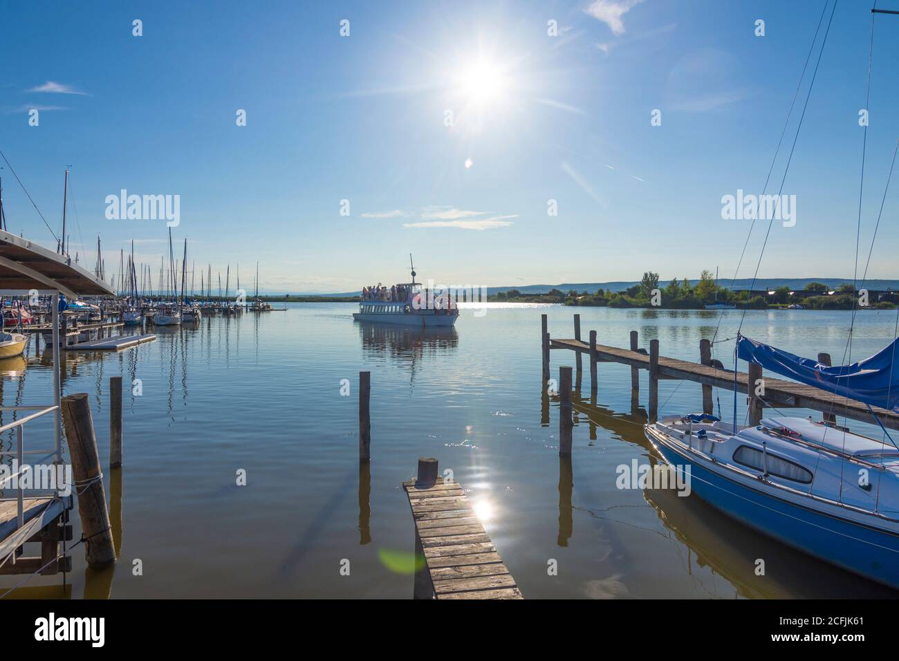 Jois: Neusiedler See (Lago Neusiedl), porto Jois, nave passeggeri, barche a vela a Neusiedler See (Lago Neusiedl), Burgenland, Austria Foto Stock