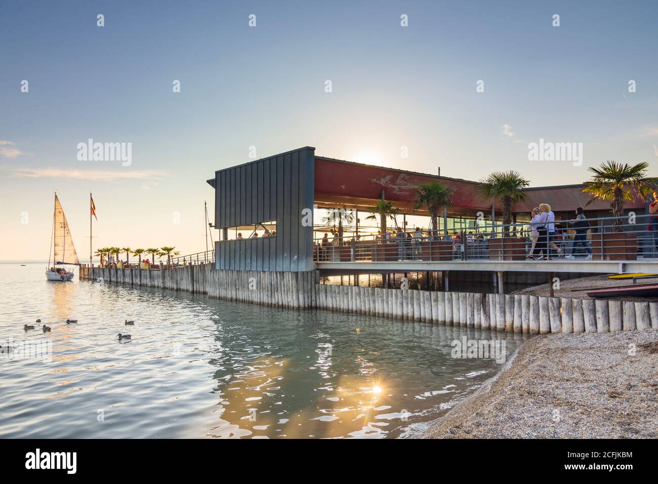 Neusiedl am See: Ristorante 'ole West' a Neusiedler See (Lago Neusiedl), navi a vela a Neusiedler See (Lago Neusiedl), Burgenland, Austria Foto Stock