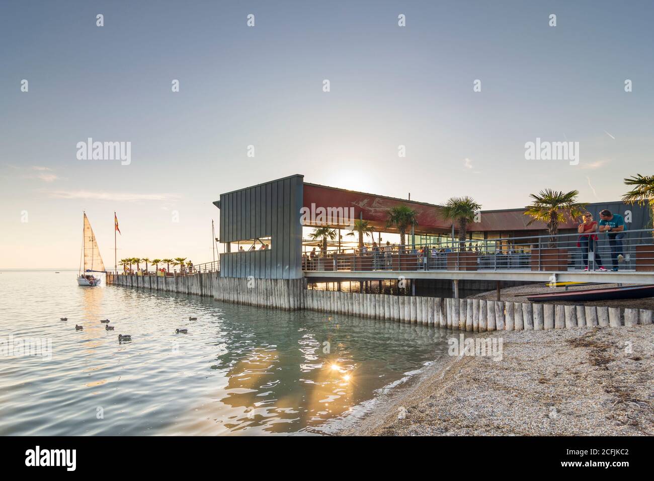Neusiedl am See: Ristorante 'ole West' a Neusiedler See (Lago Neusiedl), navi a vela a Neusiedler See (Lago Neusiedl), Burgenland, Austria Foto Stock