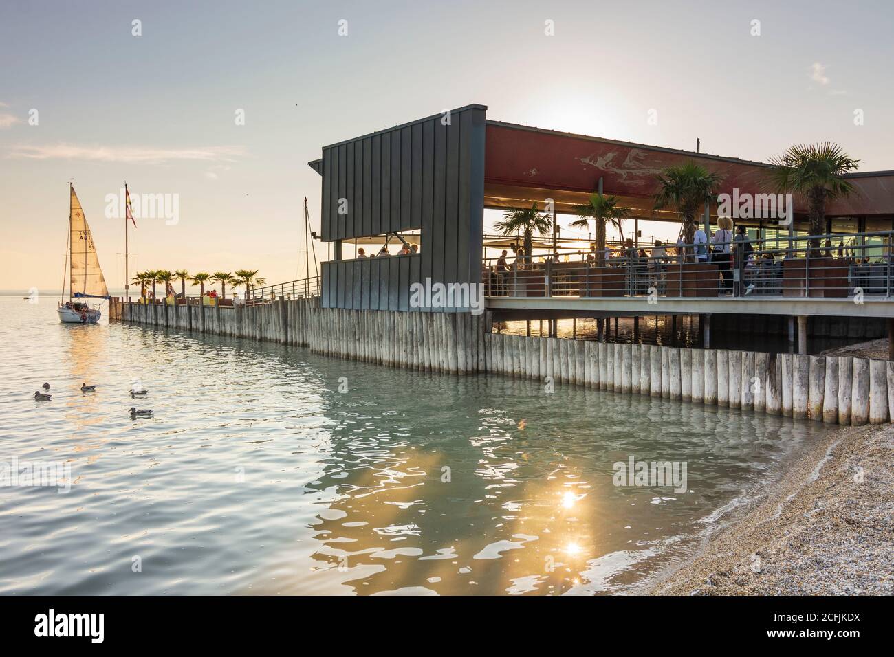 Neusiedl am See: Ristorante 'ole West' a Neusiedler See (Lago Neusiedl), navi a vela a Neusiedler See (Lago Neusiedl), Burgenland, Austria Foto Stock