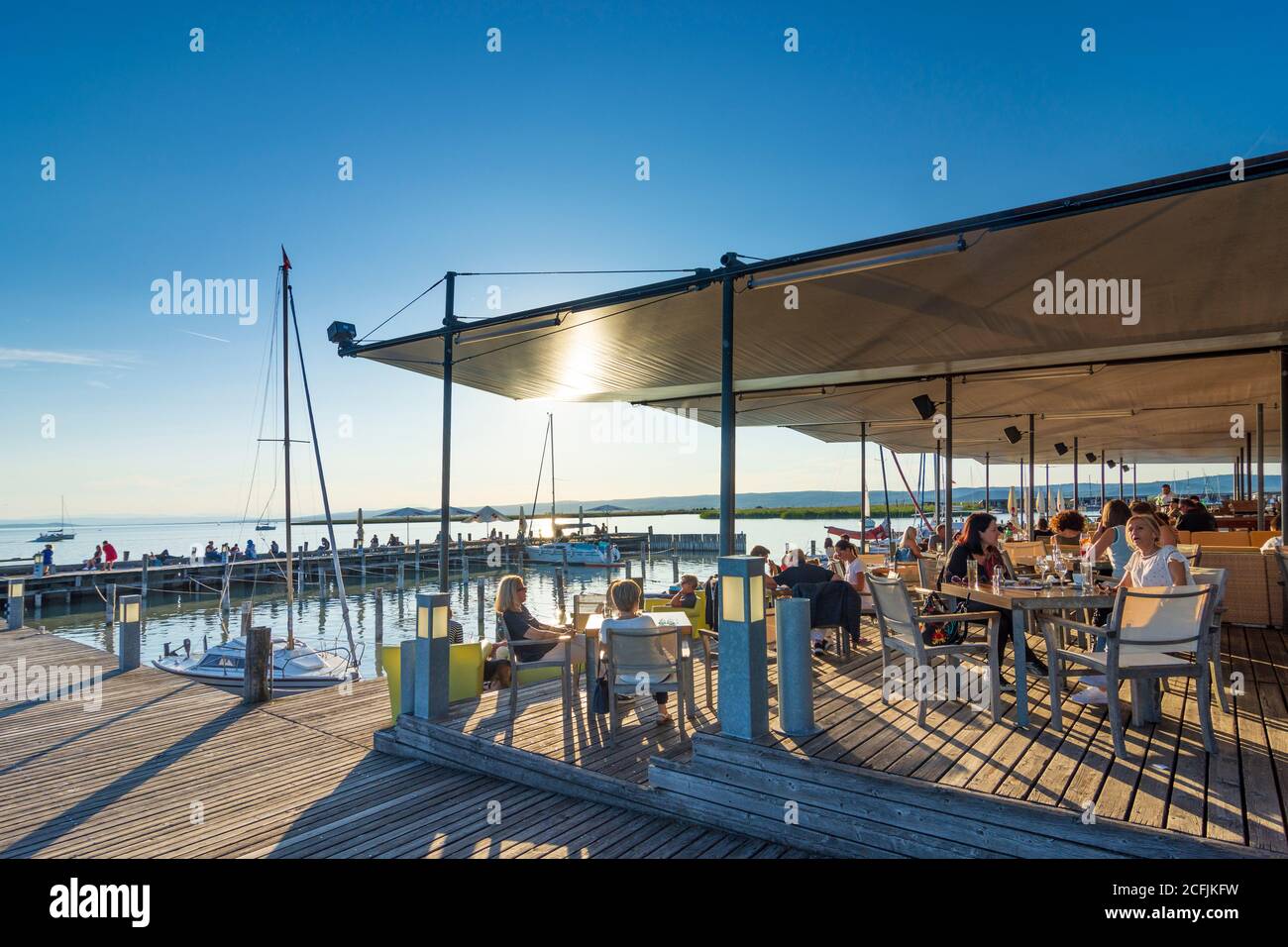 Neusiedl am See: Ristorante 'ole West' a Neusiedler See (Lago Neusiedl), navi a vela a Neusiedler See (Lago Neusiedl), Burgenland, Austria Foto Stock