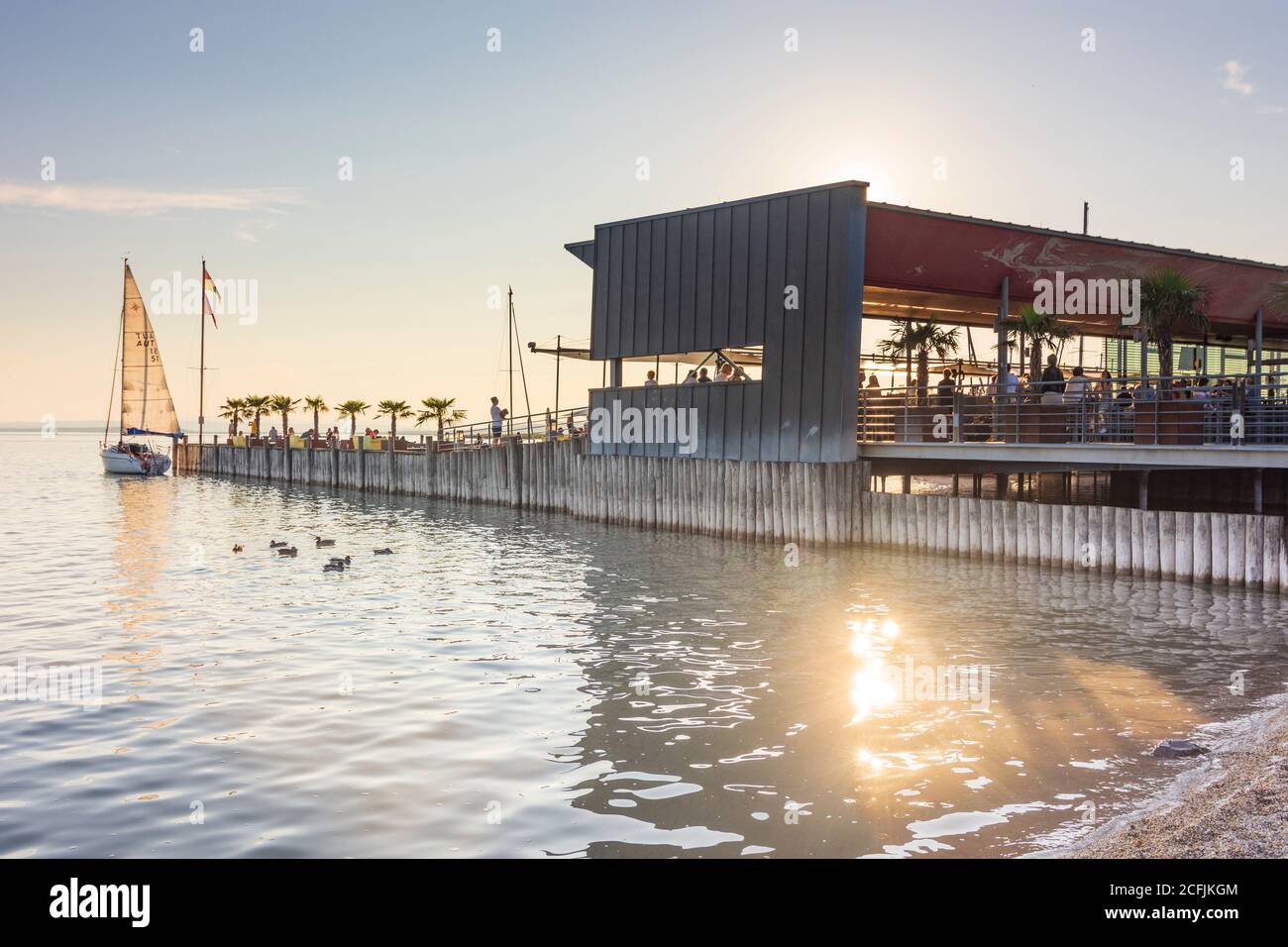 Neusiedl am See: Ristorante 'ole West' a Neusiedler See (Lago Neusiedl), navi a vela a Neusiedler See (Lago Neusiedl), Burgenland, Austria Foto Stock
