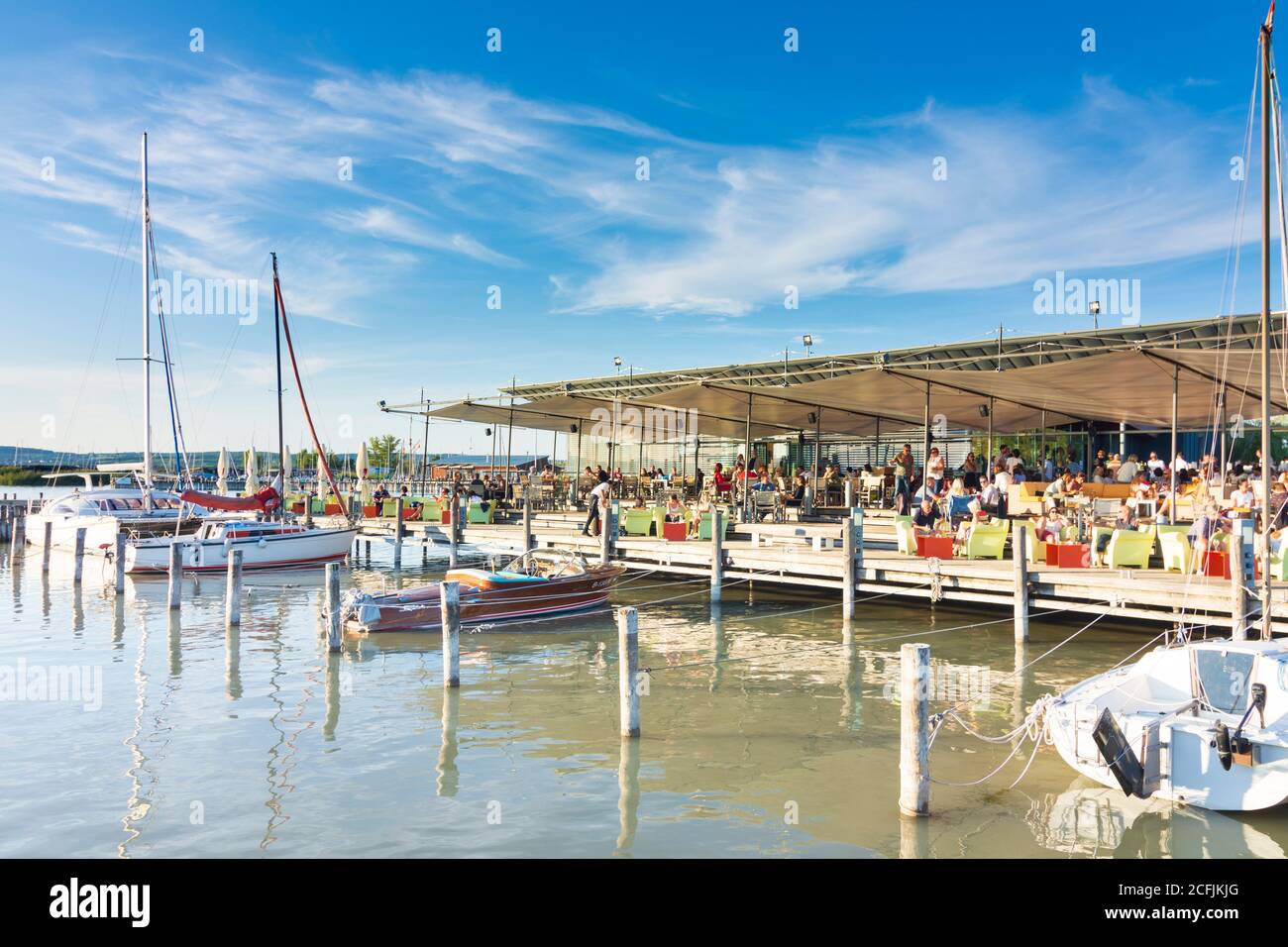 Neusiedl am See: Ristorante 'ole West' a Neusiedler See (Lago Neusiedl), navi a vela a Neusiedler See (Lago Neusiedl), Burgenland, Austria Foto Stock