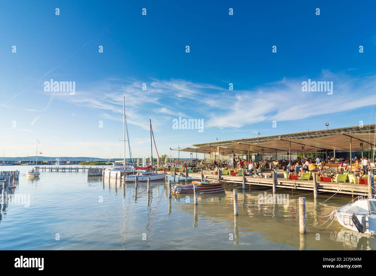 Neusiedl am See: Ristorante 'ole West' a Neusiedler See (Lago Neusiedl), navi a vela a Neusiedler See (Lago Neusiedl), Burgenland, Austria Foto Stock