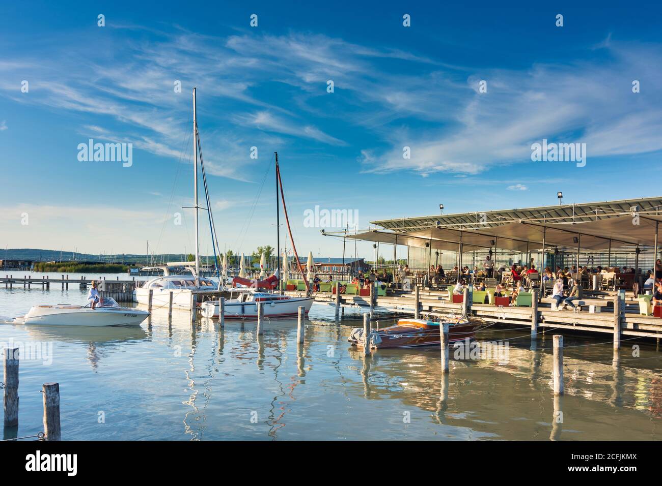 Neusiedl am See: Ristorante 'ole West' a Neusiedler See (Lago Neusiedl), navi a vela a Neusiedler See (Lago Neusiedl), Burgenland, Austria Foto Stock