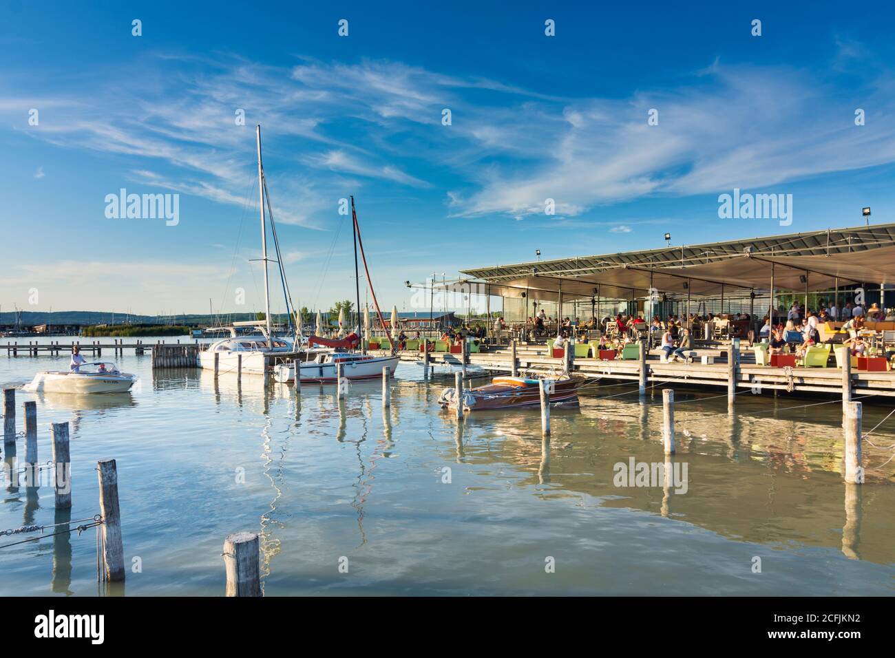 Neusiedl am See: Ristorante 'ole West' a Neusiedler See (Lago Neusiedl), navi a vela a Neusiedler See (Lago Neusiedl), Burgenland, Austria Foto Stock