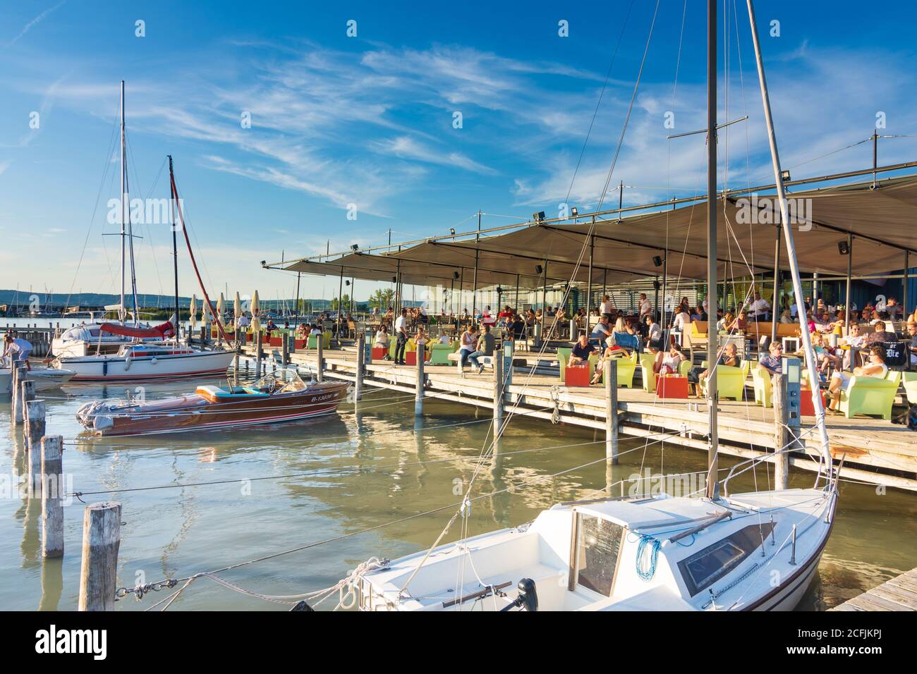 Neusiedl am See: Ristorante 'ole West' a Neusiedler See (Lago Neusiedl), navi a vela a Neusiedler See (Lago Neusiedl), Burgenland, Austria Foto Stock